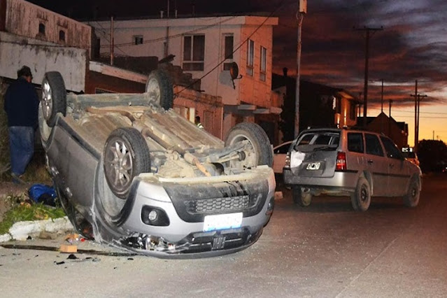 Triple choque y vuelco, con dos lesionados Triple choque y vuelco, con dos lesionados