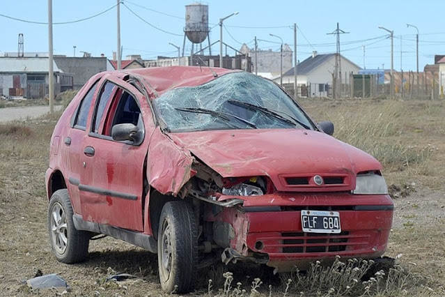 Volcaron y dejaron el vehiculo abandonado