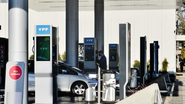 En las estaciones de YPF se podrá seguir pagando con tarjetas de crédito