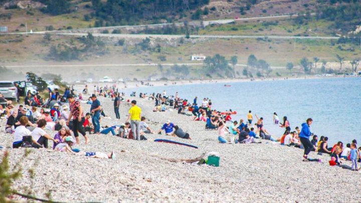 TOLHUIN: Vecinos de toda la provincia pasaron una tarde de domingo a pleno sol en la cabecera del Lago Fagnano