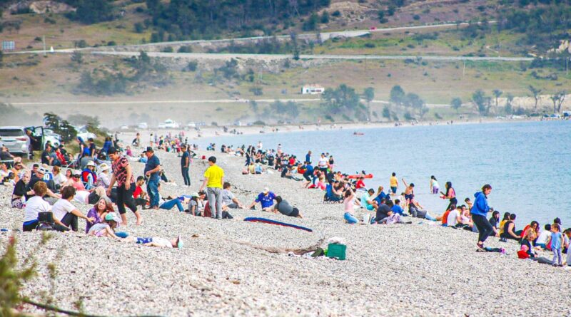 TOLHUIN: Vecinos de toda la provincia pasaron una tarde de domingo a pleno sol en la cabecera del Lago Fagnano