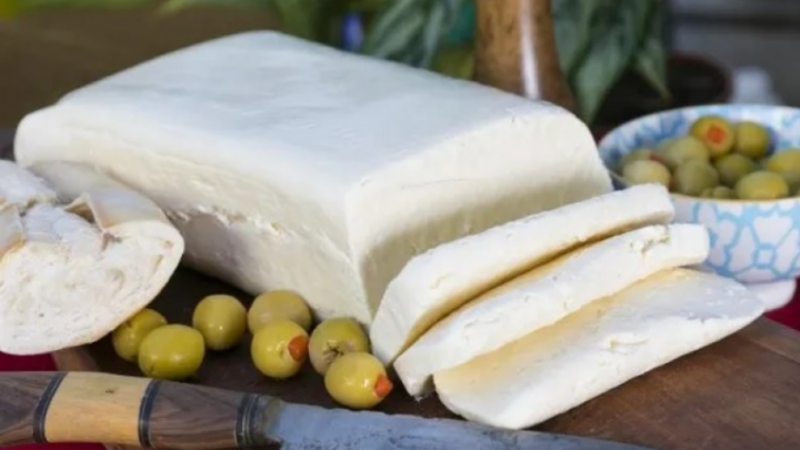 La ANMAT prohibió la venta en todo el país de un queso cremoso: cuál no hay que comprar