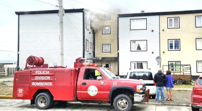 Bomberos evacuaron todo un edificio debido a un incendio