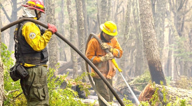 Se sigue combatiendo el fuego en Tolhuin. El segundo incendio fue controlado