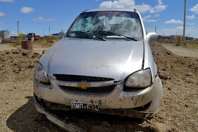 Robaron un vehiculo, lo encontraron chocado y abandonado