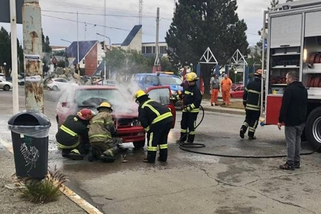 Se incendio un vehiculo en pleno centro, no hubo lesionados