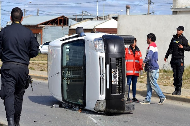 Choque y vuelco, dos personas trasladadas al Hospital Choque y vuelco, dos personas trasladadas al Hospital