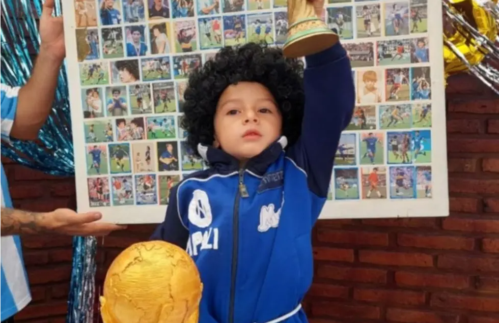 ¡Mini Diego! Un platense de 3 años es fanático de Maradona y festejó su cumpleaños vestido como el 10 ¡Mini Diego! Un platense de 3 años es fanático de Maradona y festejó su cumpleaños vestido como el 10
