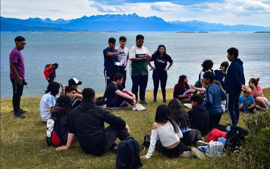 ADOLESCENTES DEL PROGRAMA ‘ACTIVÁ EL VERANO’ USHUAIA REALIZARON UNA CAMINATA ADOLESCENTES DEL PROGRAMA ‘ACTIVÁ EL VERANO’ USHUAIA REALIZARON UNA CAMINATA