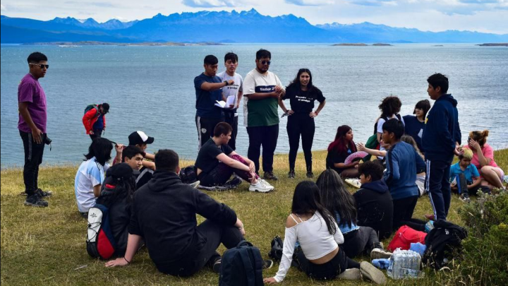 ADOLESCENTES DEL PROGRAMA ‘ACTIVÁ EL VERANO’ USHUAIA REALIZARON UNA CAMINATA