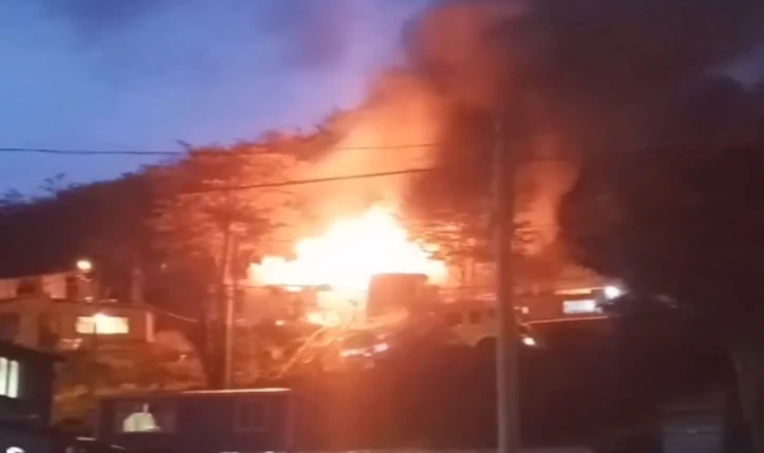 Incendio en Ushuaia, perdidas totales, los propietarios estan de vacaciones
