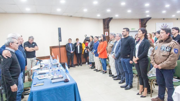 EL INTENDENTE VUOTO ACOMPAÑÓ LA PRESENTACIÓN DEL LIBRO «A 40 AÑOS DE LA GUERRA DE MALVINAS» EDITADO POR LA UEJN