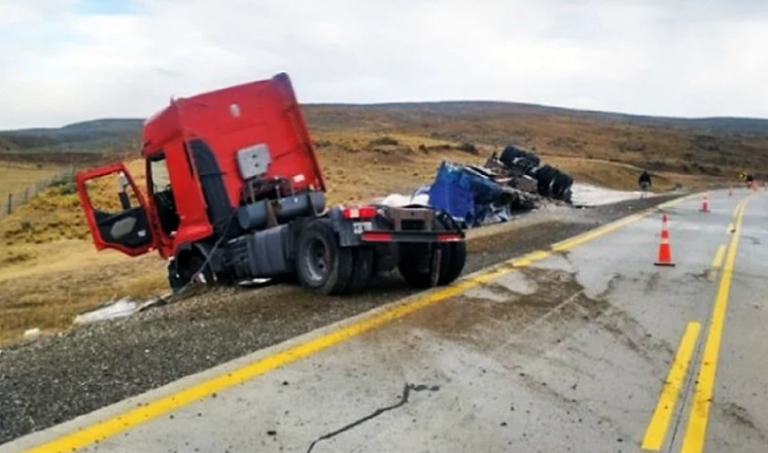 Camion argentino volco en Cerro Sombrero