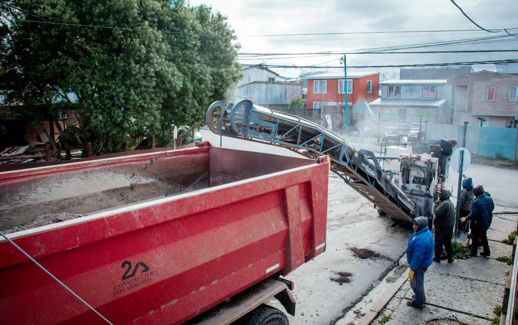COMENZARON LOS TRABAJOS DE BACHEO Y REPAVIMENTACIÓN DE LAS CALLES PASTOR LAWRENCE, YÁMANAS Y LUCAS BRIDGES