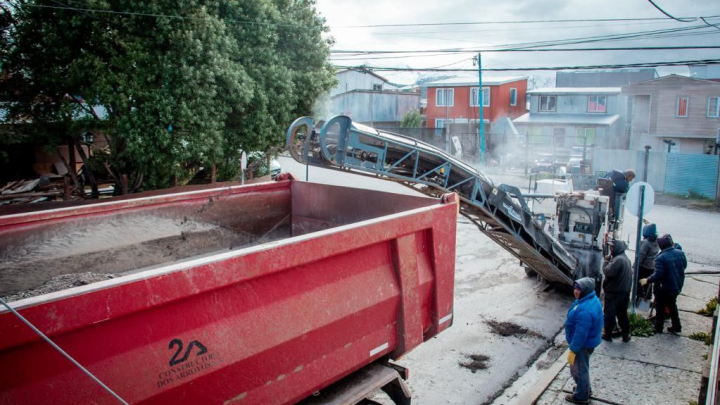 COMENZARON LOS TRABAJOS DE BACHEO Y REPAVIMENTACIÓN DE LAS CALLES PASTOR LAWRENCE, YÁMANAS Y LUCAS BRIDGES