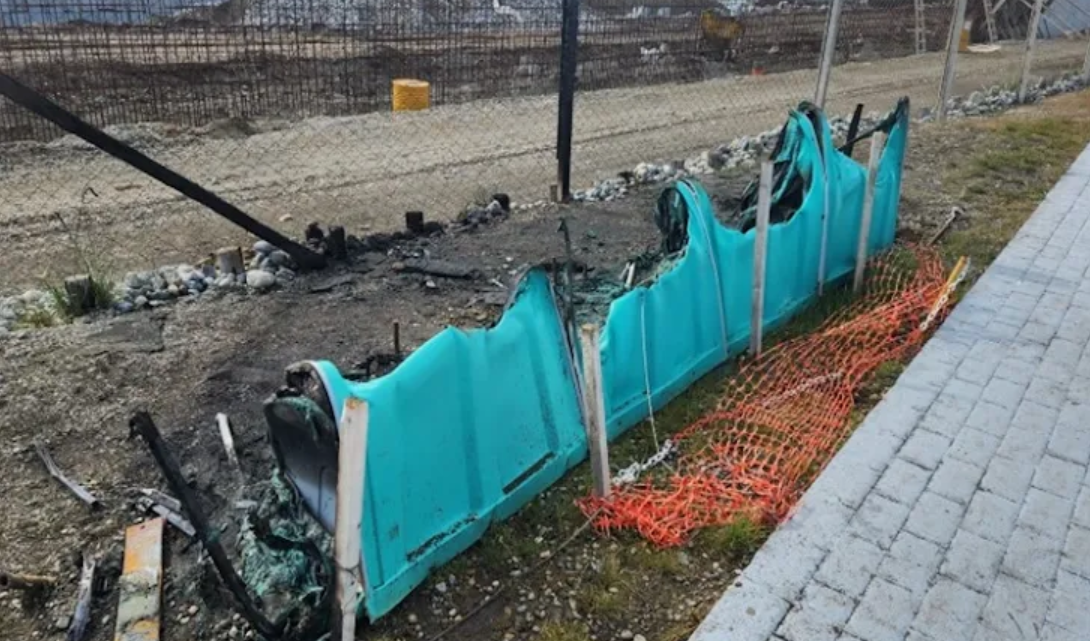 Un grupo de jóvenes incendio 4 baños químicos