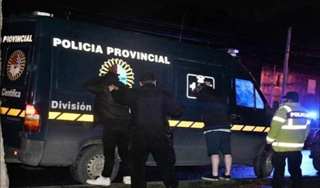 Tres detenidos luego de agredir a dos policias e intentar sacarle el arma