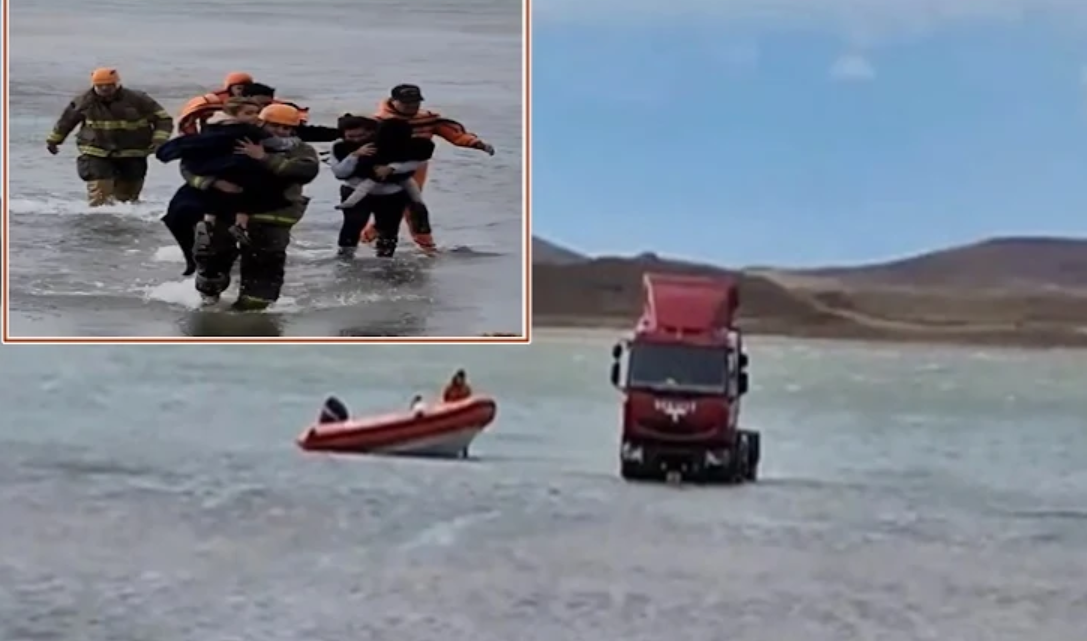 Camion quedo varado en el medio del rio Grande, con 4 personas adentro