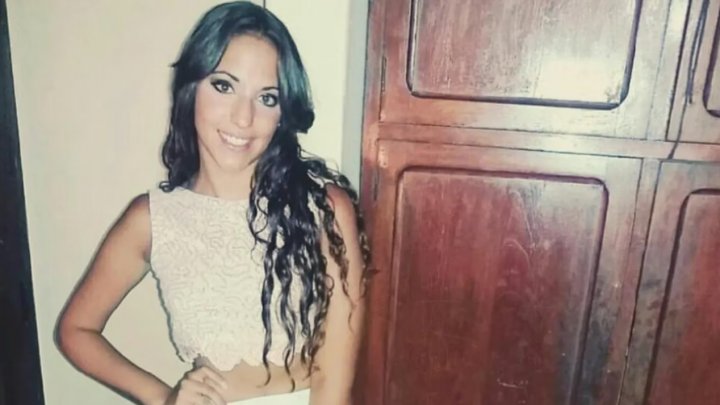 Una joven murió al caer del cuarto piso y detuvieron a su pareja por un posteo de Facebook que lo incrimina