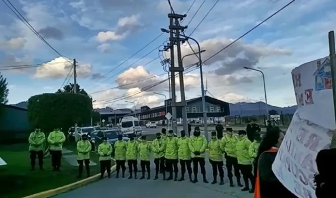 Tres detenidos por protestar contra Melella en el acto del presidente en la UNTDF Tres detenidos por protestar contra Melella en el acto del presidente en la UNTDF