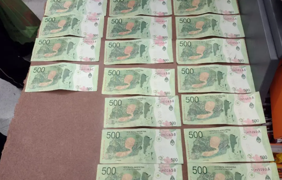 Córdoba insólita: intentó pasar billetes falsos, lo descubrieron y ¡se los comió! Córdoba insólita: intentó pasar billetes falsos, lo descubrieron y ¡se los comió!