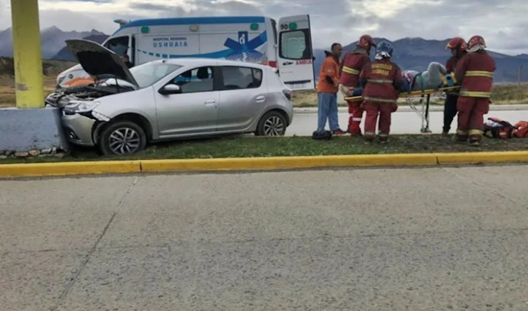 Choque contra columna de alumbrado en Ushuaia, dos mujeres trasladadas al Hospital