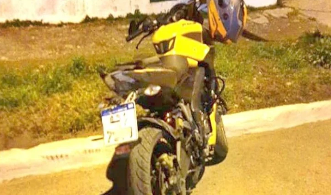 Choco con la moto a un auto estacionado y huyo a pie en Ushuaia Choco con la moto a un auto estacionado y huyo a pie en Ushuaia