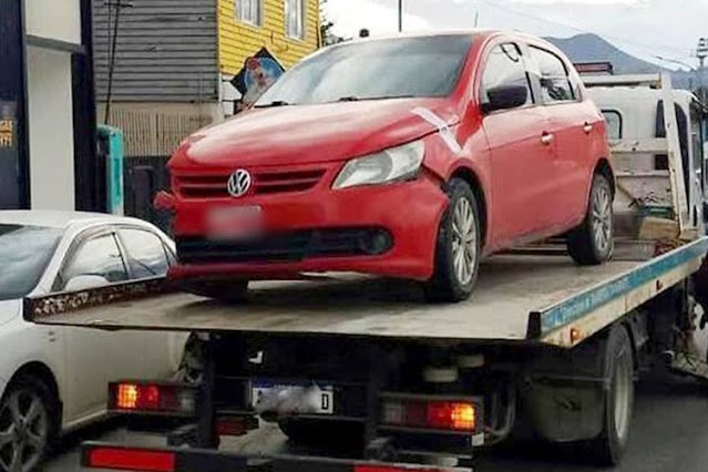Choco 4 vehiculos en la madrugada y termino con el auto incautado Choco 4 vehiculos en la madrugada y termino con el auto incautado