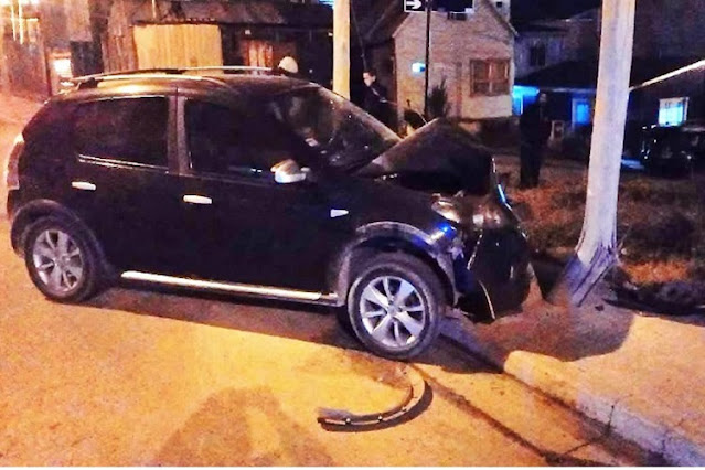 Choco contra un poste huyo y mando a la mama a buscar el auto Choco contra un poste huyo y mando a la mama a buscar el auto