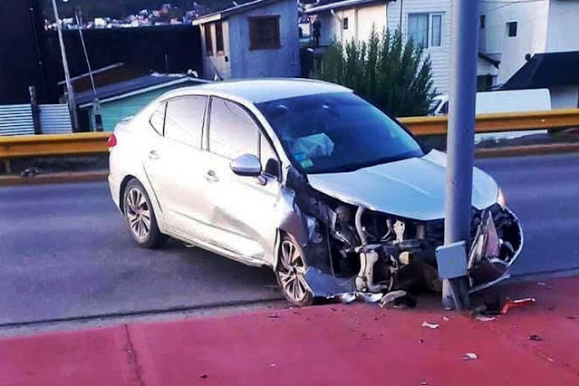 Conductor lesionado al chocar borracho choco contra una columna de alumbrado Conductor lesionado al chocar borracho choco contra una columna de alumbrado