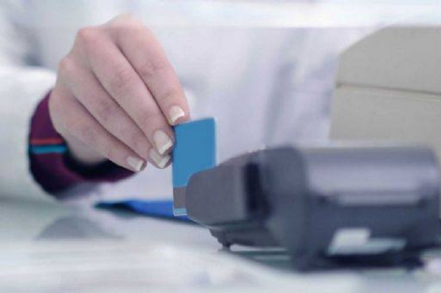 La AFIP analizará a quienes gasten más de $30.000 por mes con tarjetas de débito La AFIP analizará a quienes gasten más de $30.000 por mes con tarjetas de débito