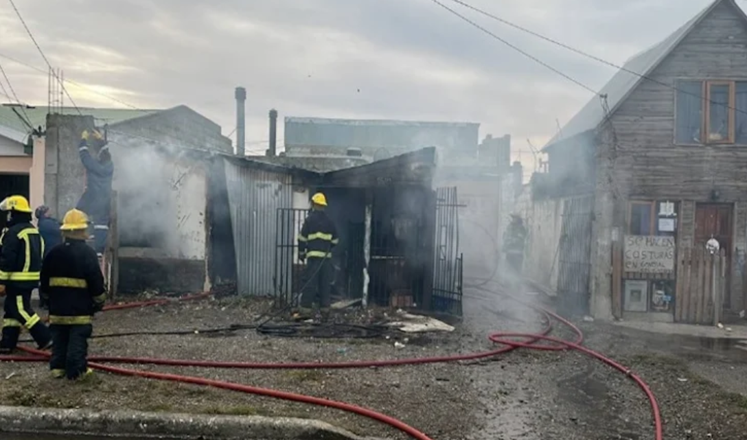 Incendio destruyo una vivienda, sin lesionados