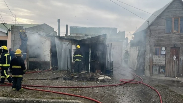 Incendio destruyo una vivienda, sin lesionados