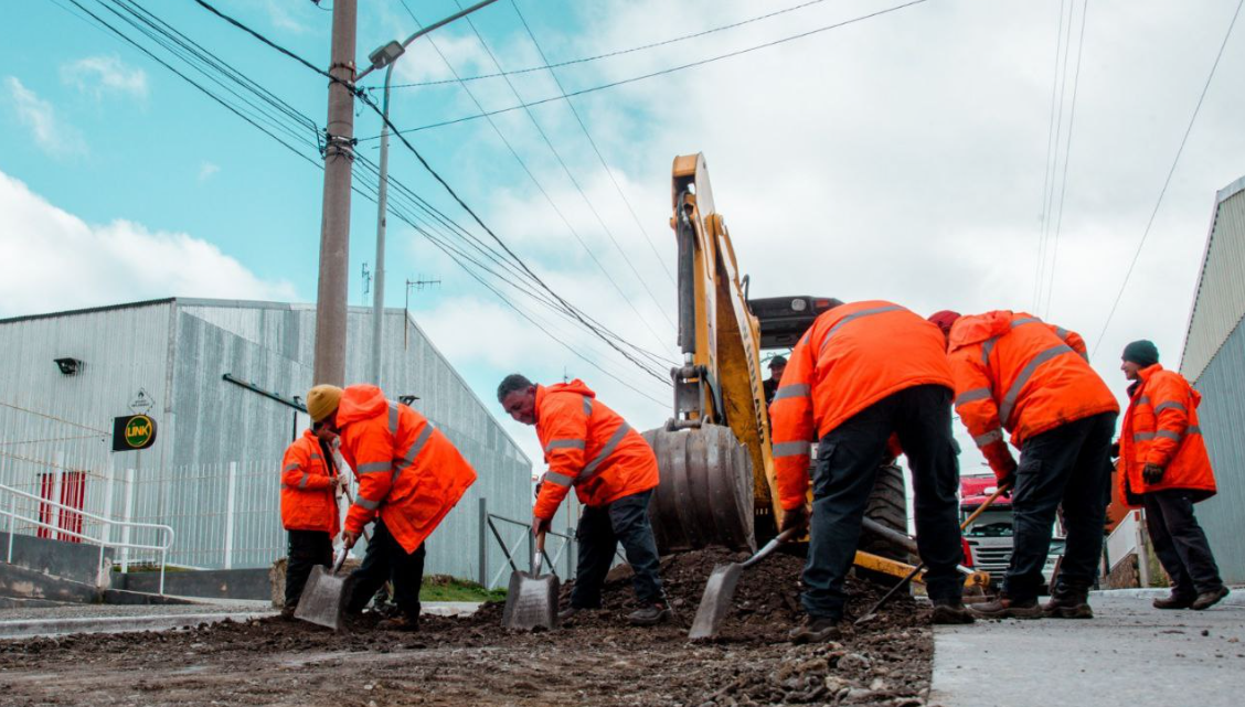 LA MUNICIPALIDAD DE USHUAIA REPAVIMENTA CALLES EN EL SECTOR DE LAS 640 VIVIENDAS Y HAY CORTES EN UN INGRESO AL BARRIO LA MUNICIPALIDAD DE USHUAIA REPAVIMENTA CALLES EN EL SECTOR DE LAS 640 VIVIENDAS Y HAY CORTES EN UN INGRESO AL BARRIO