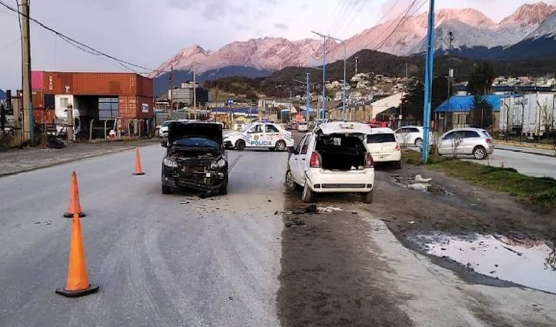 Choque con lesionado en la madrugada, los dos vehiculos incautados en Ushuaia