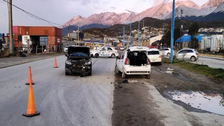 Choque con lesionado en la madrugada, los dos vehiculos incautados en Ushuaia