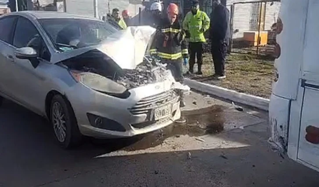 Choque contra un colectivo estacionado