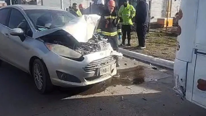 Choque contra un colectivo estacionado