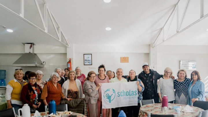 CAPACITADORES DE SCHOLAS USHUAIA VISITARON EL CENTRO DE JUBILADOS KAUPÉN