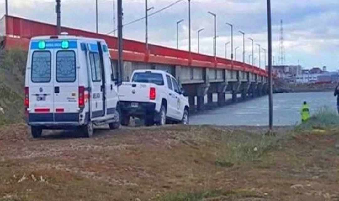 Rescatan a una mujer que intento arrojarse del puente Mosconi Rescatan a una mujer que intento arrojarse del puente Mosconi