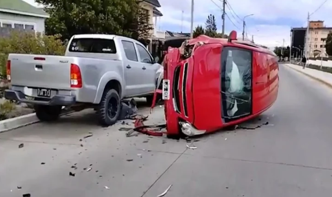 Borracho choco cinco vehiculos estacionados y volco, termino hospitalizado