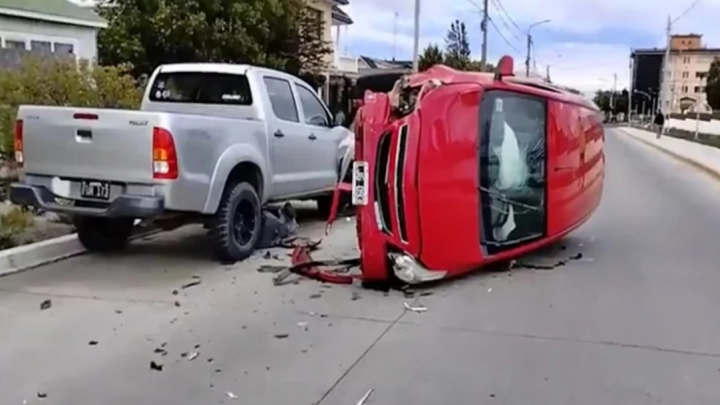 Borracho choco cinco vehiculos estacionados y volco, termino hospitalizado