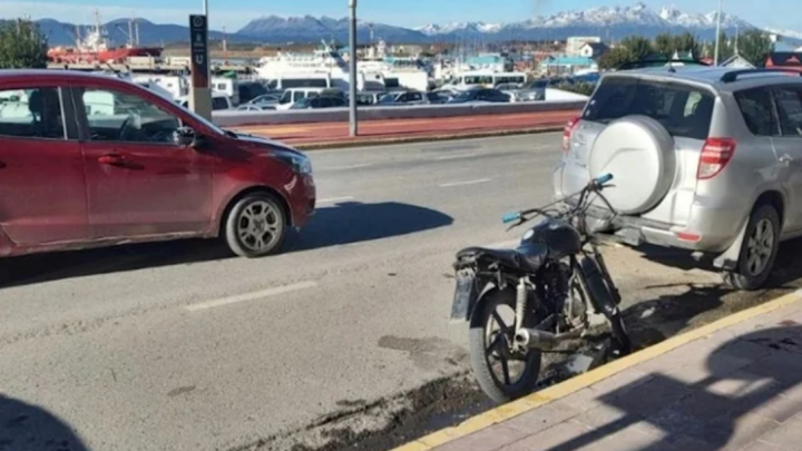 Triple choque en Maipu, motociclista lesionado y denunciado