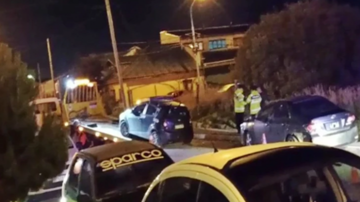 Choco borracho dos vehiculos estacionados en Ushuaia