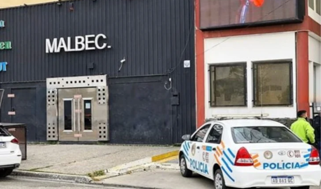 Una policia herida de un piedrazo en una riña callejera, un detenido