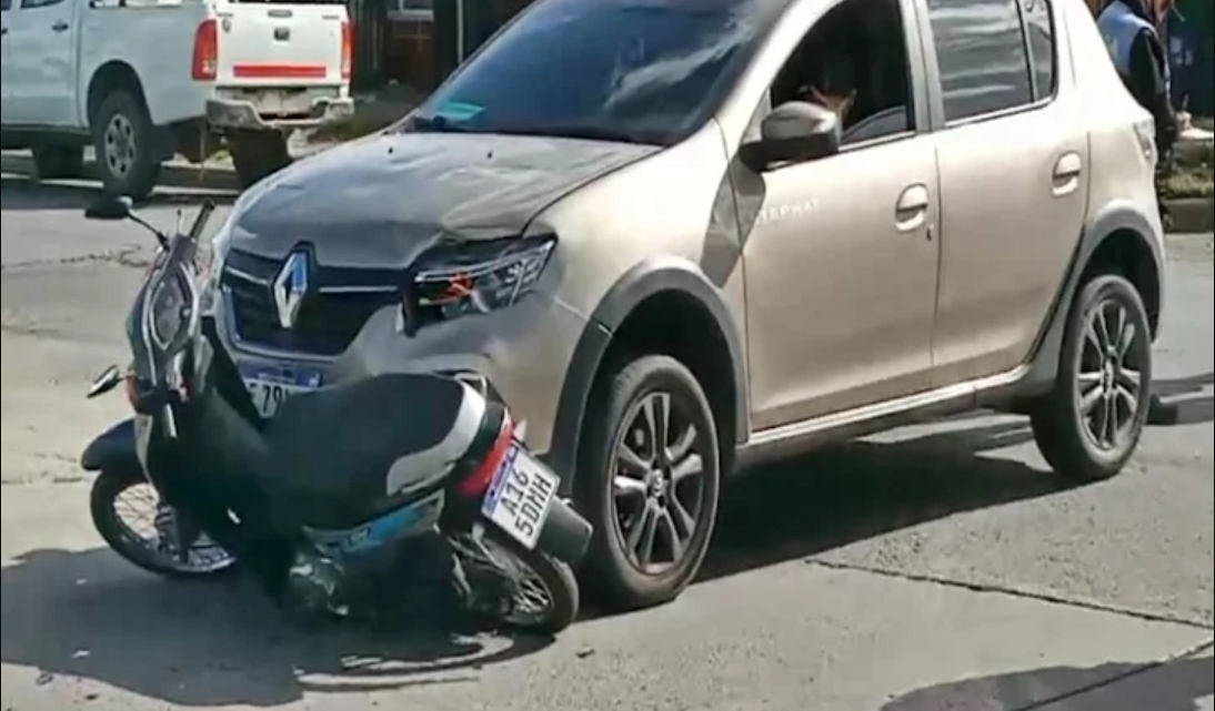 Choque con una joven motociclista lesionada