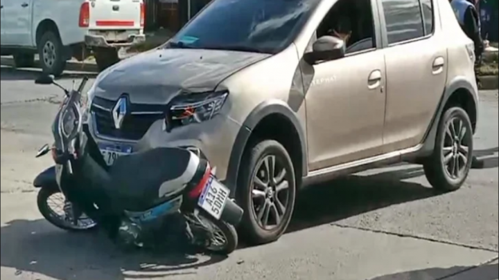 Choque con una joven motociclista lesionada