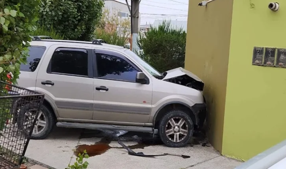 Choque entre camionetas, cuatro personas trasladadas al Hospital