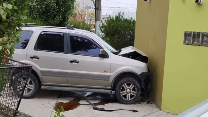 Choque entre camionetas, cuatro personas trasladadas al Hospital