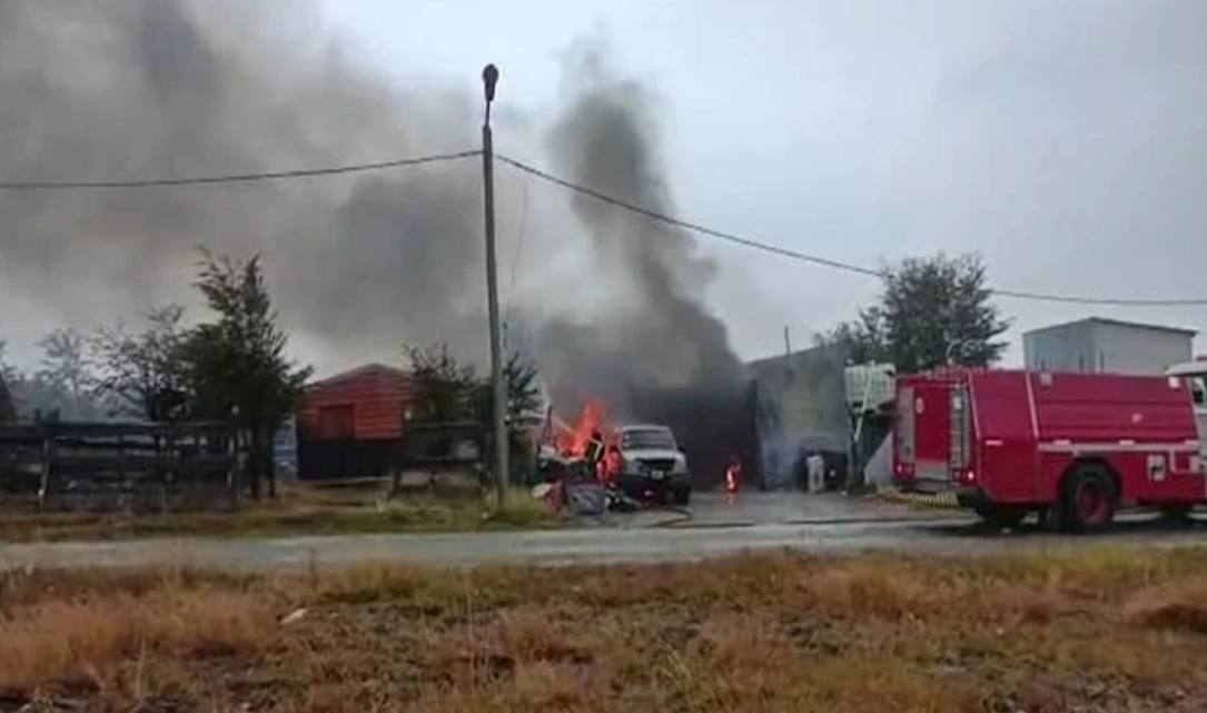 Incendio con destrucción total y una mujer con quemaduras en una mano Incendio con destrucción total y una mujer con quemaduras en una mano